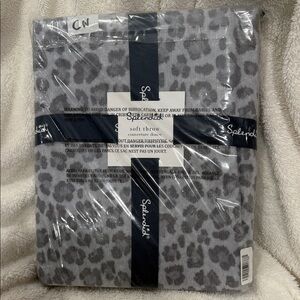 Splendid Gray Leopard Print Blanket